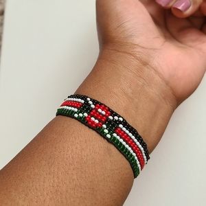 Stretchy Kenyan armband bracelet